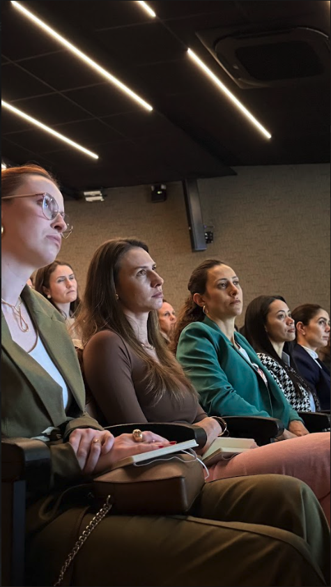Mulheres atentas e emocionadas